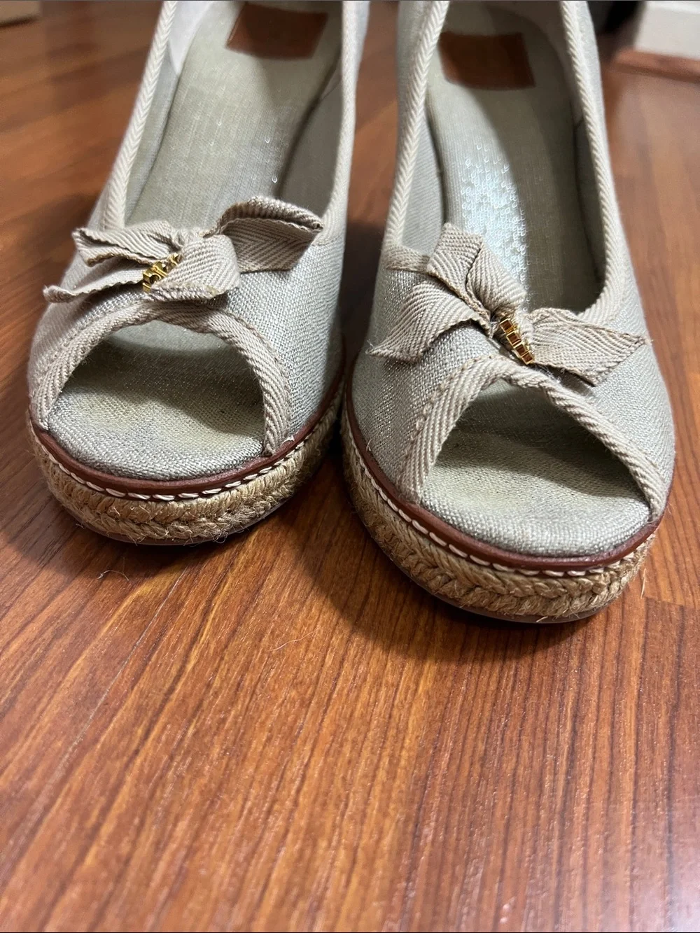 Tory Burch Sz 10.5 M Jackie Wedges Metallic Shimmer Bow Accent Tan/Taupe